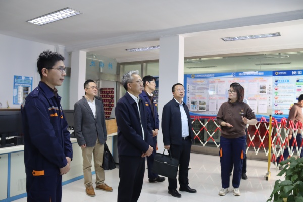 1714287612166471.jpg 陈述总裁在丽天码头中控室_副本.jpg