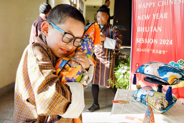 1716370208789361.jpg 图片3:不丹民众亲身体验中国丝绸文化魅力_副本.jpg